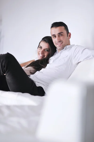 Šťastný mladý pár relaxovat doma — Stock fotografie