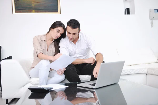 Vrolijk paar ontspannen en werken op laptop computer in modern huis — Stockfoto