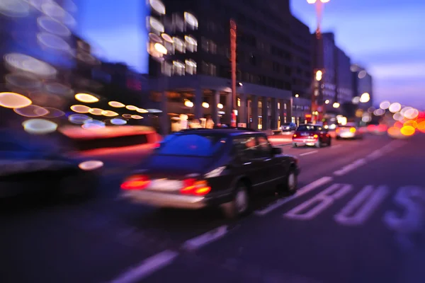 Noche de ciudad con coches movimiento borrosa luz en calle concurrida —  Fotos de Stock
