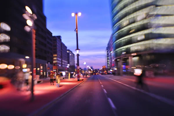 Nuit en ville avec des voitures mouvement lumière floue dans la rue occupée — Photo