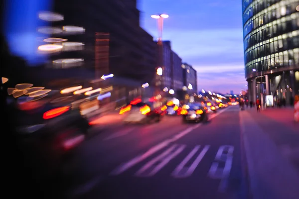คืนเมืองที่มีการเคลื่อนไหวของรถยนต์ แสงเบลอในถนนที่วุ่นวาย — ภาพถ่ายสต็อก