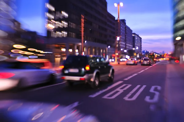 Stad nacht met auto's beweging wazig licht in drukke straat — Stockfoto