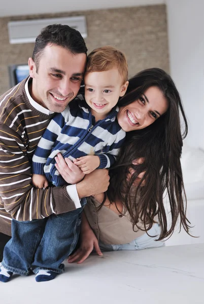 Feliz familia joven divertirse en casa —  Fotos de Stock