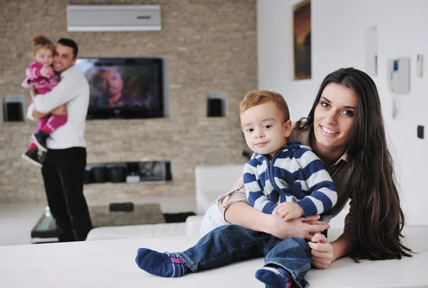 Счастливая молодая семья веселится дома — стоковое фото