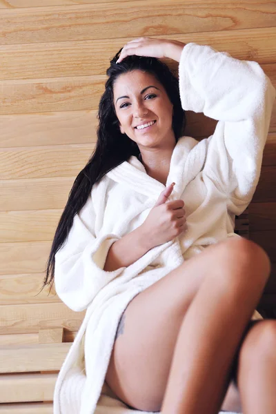 Genç kadını al Buhar Banyosu — Stok fotoğraf