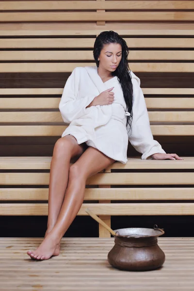 Jovem mulher tomar um banho de vapor — Fotografia de Stock