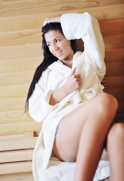 Jovem mulher tomar um banho de vapor — Fotografia de Stock