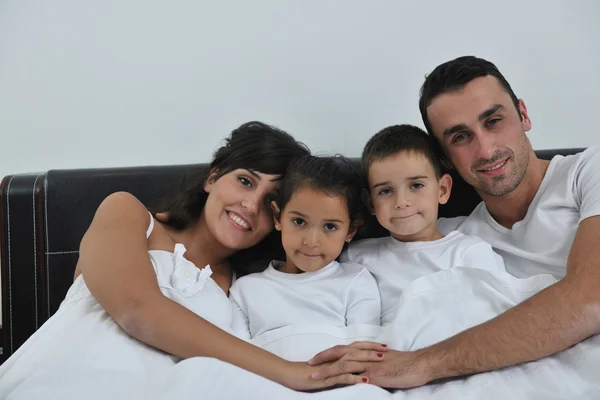 Glad ung familj i deras sovrum — Stockfoto