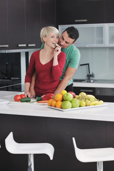 Молодая пара веселится на современной кухне — стоковое фото