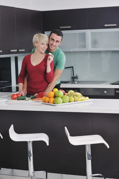 Jovem casal se divertir na cozinha moderna — Fotografia de Stock