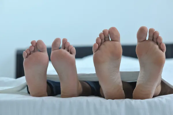 Junges Paar hat gute Zeit im Schlafzimmer — Stockfoto