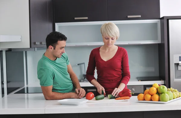 Mladý pár bavit v moderní kuchyni — Stock fotografie