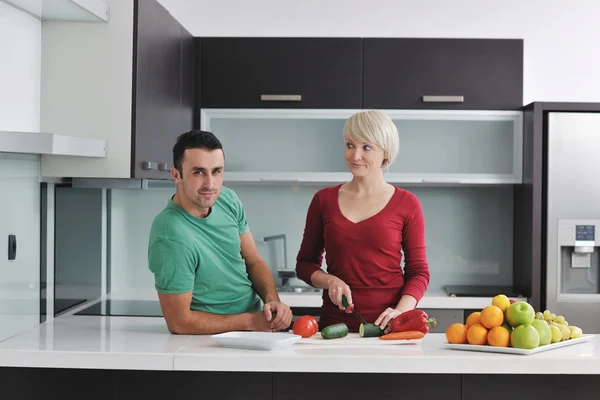 Genç çift modern mutfakta eğleniyor. — Stok fotoğraf