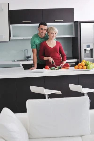 Genç çift modern mutfakta eğleniyor. — Stok fotoğraf