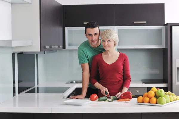 Молода пара розважається на сучасній кухні — стокове фото