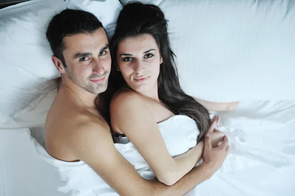 Jeune couple passer un bon moment dans leur chambre — Photo
