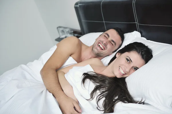 Genç çiftin kendi yatak odasında iyi eğlenceler — Stok fotoğraf