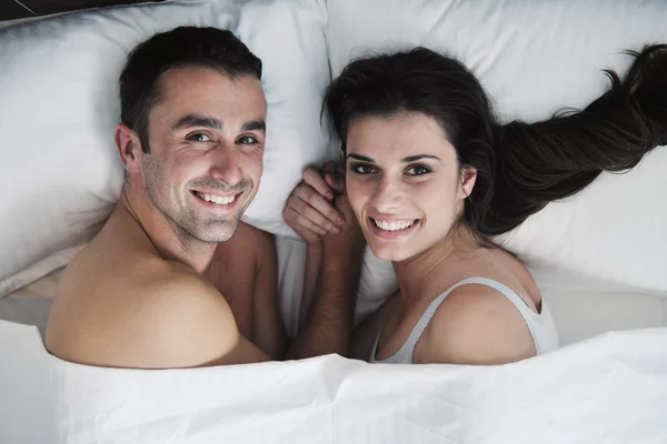 Jeune couple passer un bon moment dans leur chambre — Photo
