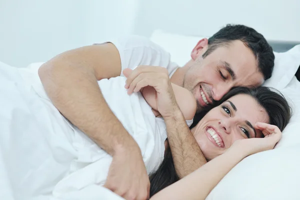 Mladí manželé mají dobrý čas v jejich ložnici — Stock fotografie