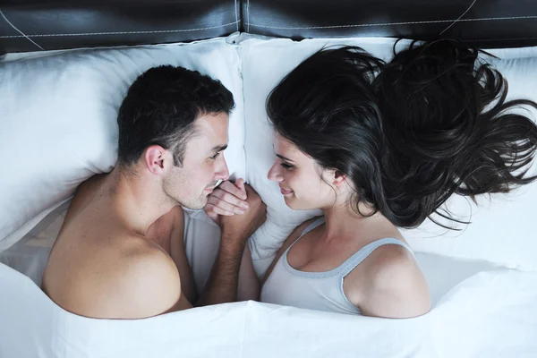 Mladí manželé mají dobrý čas v jejich ložnici — Stock fotografie