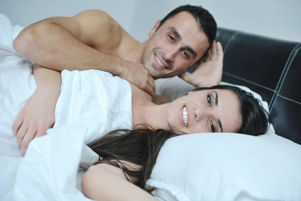 Młoda para ma dobry czas w sypialni — Zdjęcie stockowe