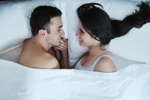 Genç çiftin kendi yatak odasında iyi eğlenceler — Stok fotoğraf