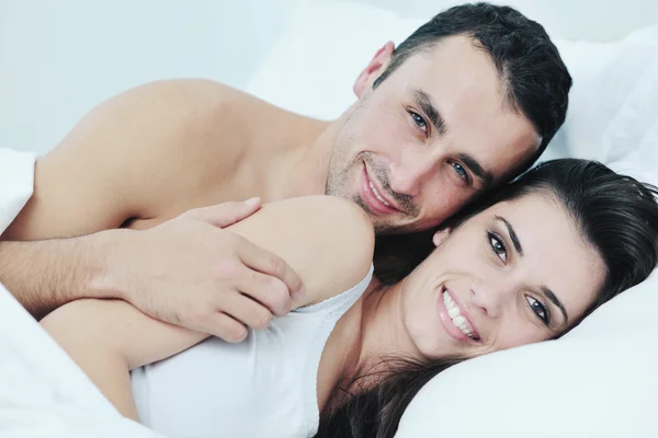 Giovane coppia hanno buon tempo nella loro camera da letto — Foto Stock