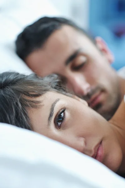 Ungt par har bra tid i deras sovrum — Stockfoto