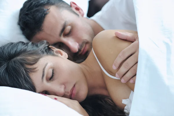 Ungt par har bra tid i deras sovrum — Stockfoto