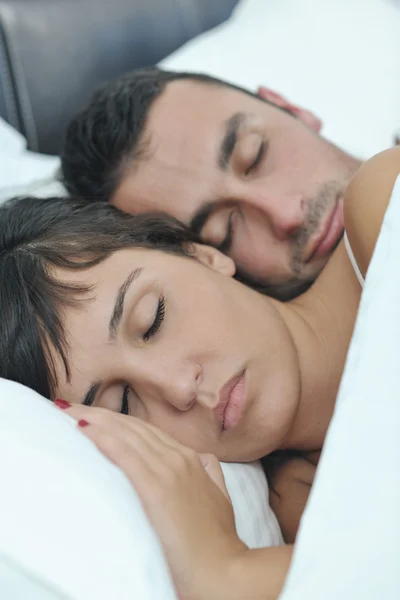 Молода пара добре проводить час у своїй спальні — стокове фото