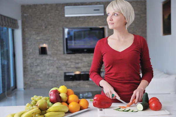 Mulher loira bonita feliz preparar comida na cozinha — Fotografia de Stock