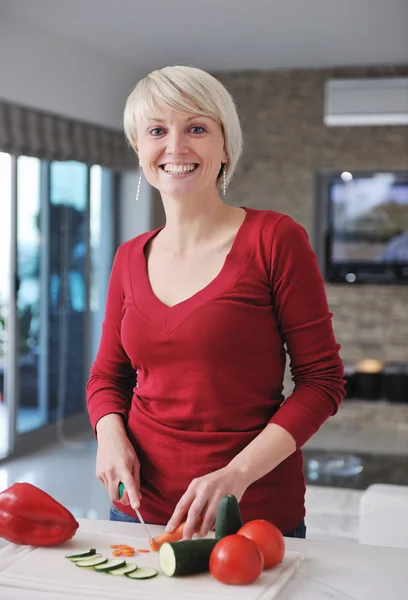 Glücklich schöne blonde Frau bereiten Essen in der Küche — Stockfoto