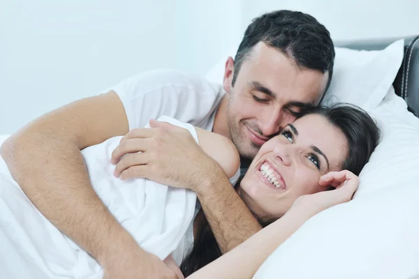 Młoda para ma dobry czas w sypialni — Zdjęcie stockowe