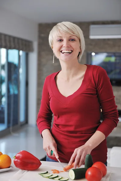 Szczęśliwy piękny blond kobieta przygotowywać posiłki w kuchni — Zdjęcie stockowe