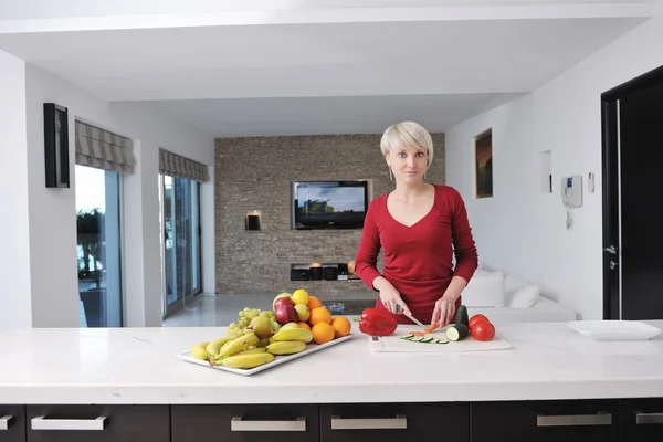 Glücklich schöne blonde Frau bereiten Essen in der Küche — Stockfoto