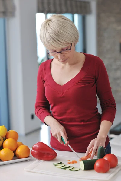 Ευτυχής όμορφη ξανθιά γυναίκα προετοιμασία τροφίμων στην κουζίνα — Φωτογραφία Αρχείου