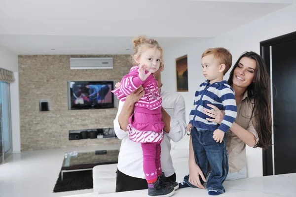 Felice giovane famiglia divertirsi a casa — Foto Stock