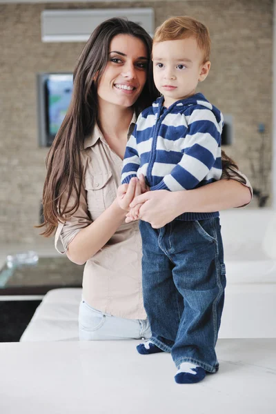 Mutlu anne ve oğul birlikte evde — Stok fotoğraf