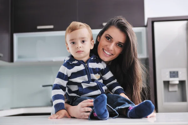 Šťastná maminka a syn spolu doma — Stock fotografie