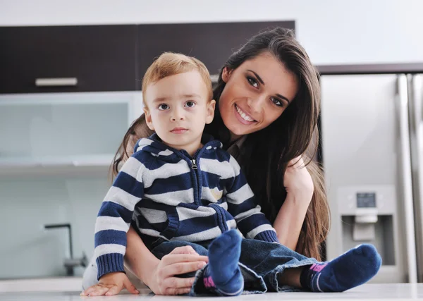 Boldog anya és fia együtt otthon — Stock Fotó