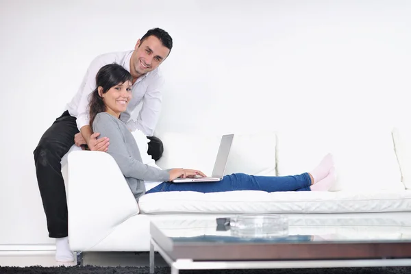 즐거운 부부가 긴장을 풀고 현대 가정 집에서 노트북 컴퓨터로 일한다 — 스톡 사진