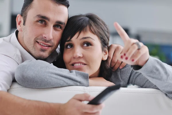 Relaxed young couple watching tv at home — Stock Photo, Image