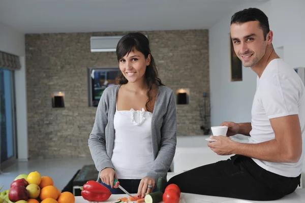 Pareja joven divertirse en la cocina moderna — Foto de Stock