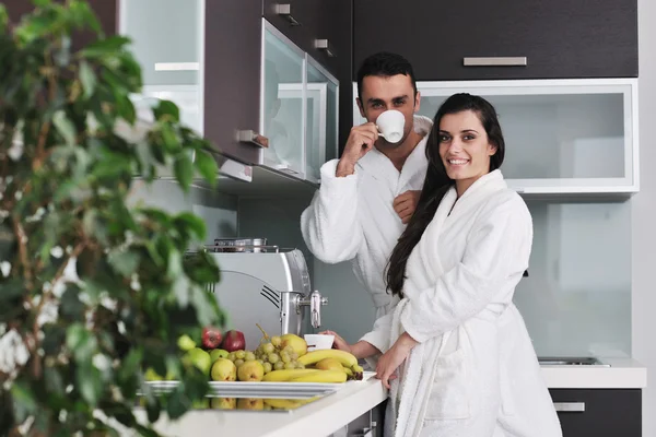 Mladý pár bavit v moderní kuchyni — Stock fotografie