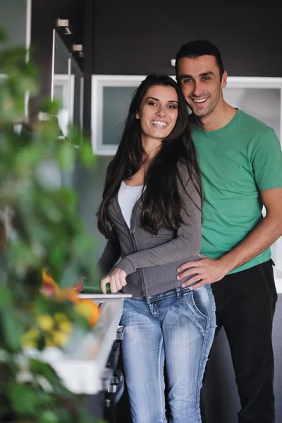 Jovem casal se divertir na cozinha moderna — Fotografia de Stock