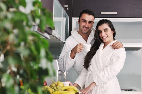Junges Paar hat Spaß in moderner Küche — Stockfoto