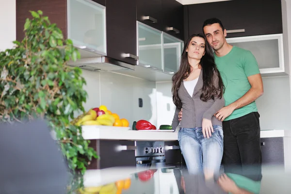 Fiatal pár érezd jól magad a modern konyhában — Stock Fotó