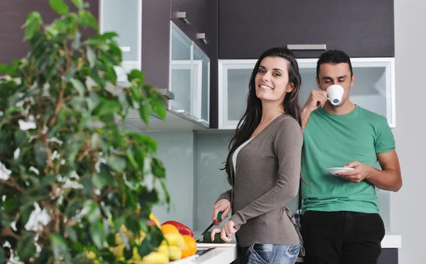 Junges Paar hat Spaß in moderner Küche — Stockfoto