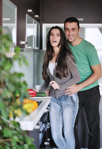 Jeune couple s'amuser dans la cuisine moderne — Photo