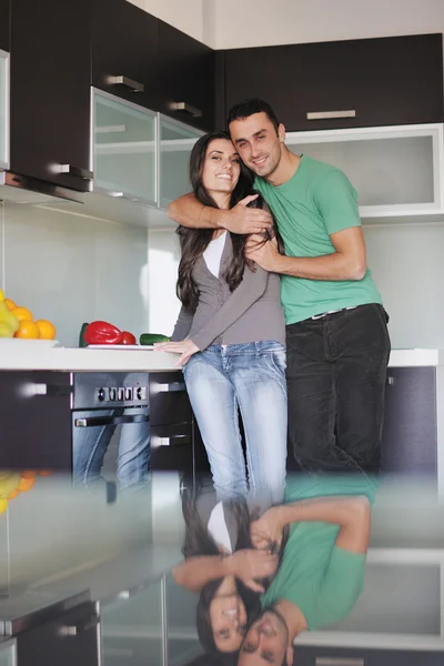 Giovane coppia divertirsi in cucina moderna — Foto Stock